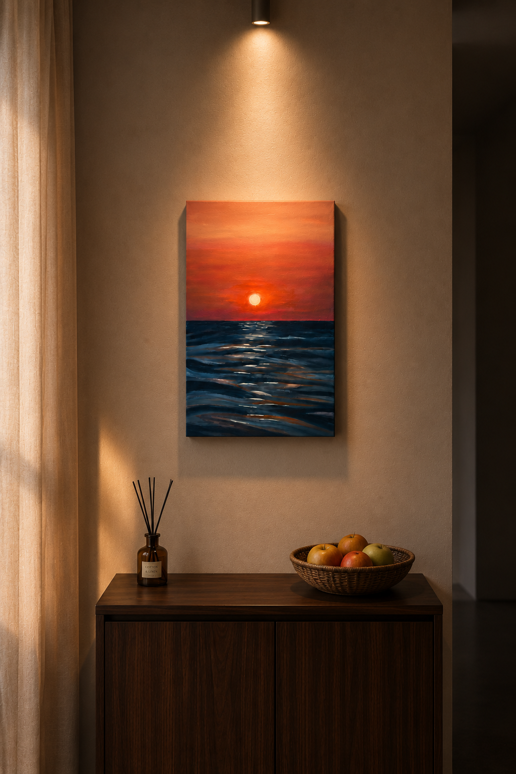 Toile coucher de soleil sur la mer, au-dessus d'une console en bois dans une entrée chaleureuse, art sur mesure Nasseta Studio