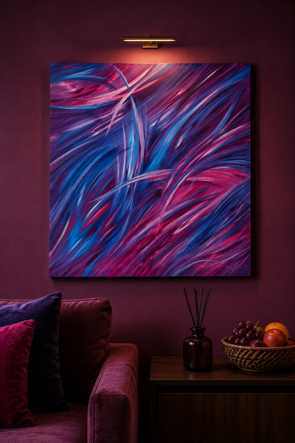 Œuvre abstraite bleu, fuchsia et violet sur un mur prune au-dessus d'un canapé en velours, art sur mesure et décoration d'intérieur
