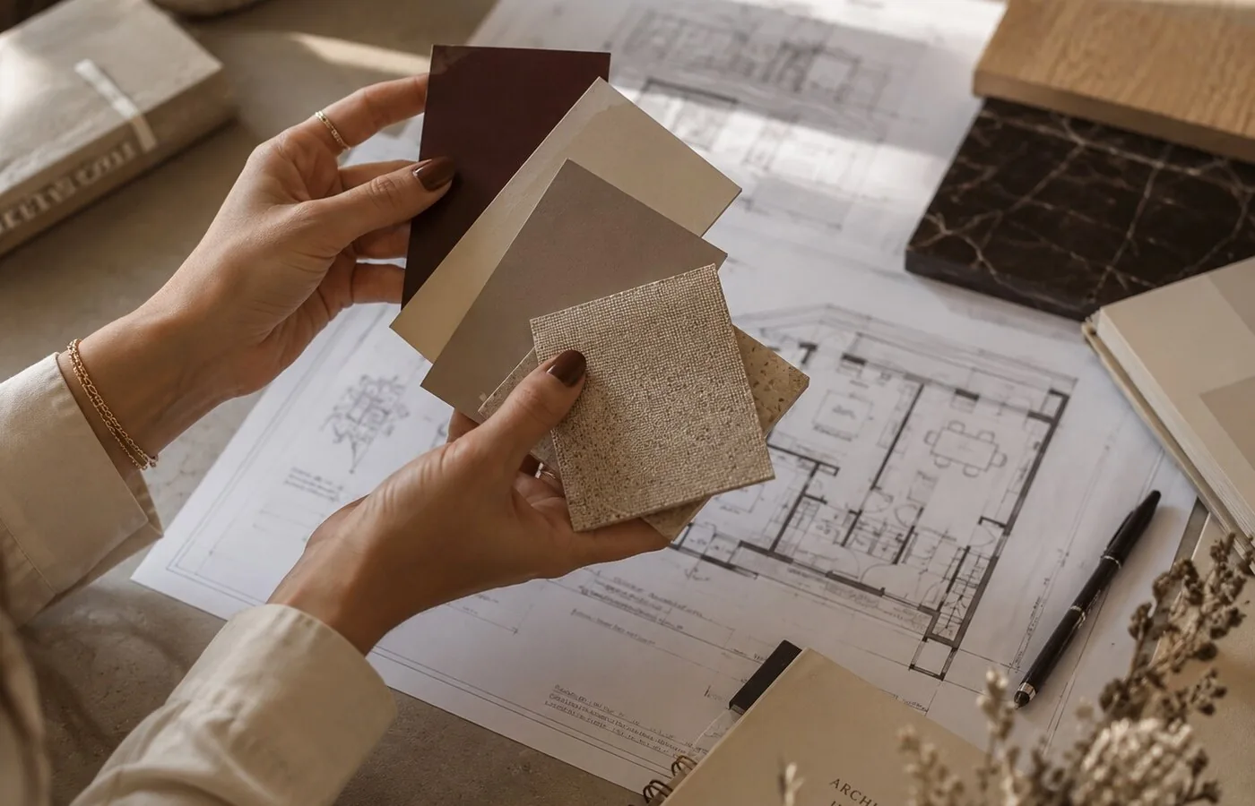 Bureau de Nasseta Studio : échantillons de matières, plans et croquis d'un projet d'intérieur